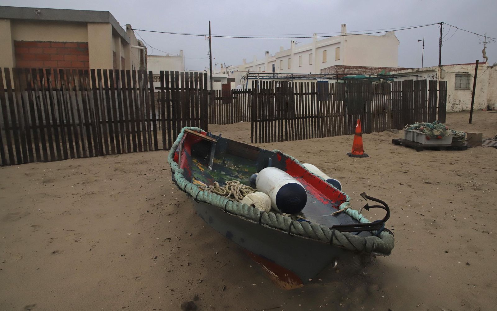 Fotos de la borrasca Joseph: Rachas de 100 km/h cierran el Estrecho y colapsan el Puerto de Algeciras