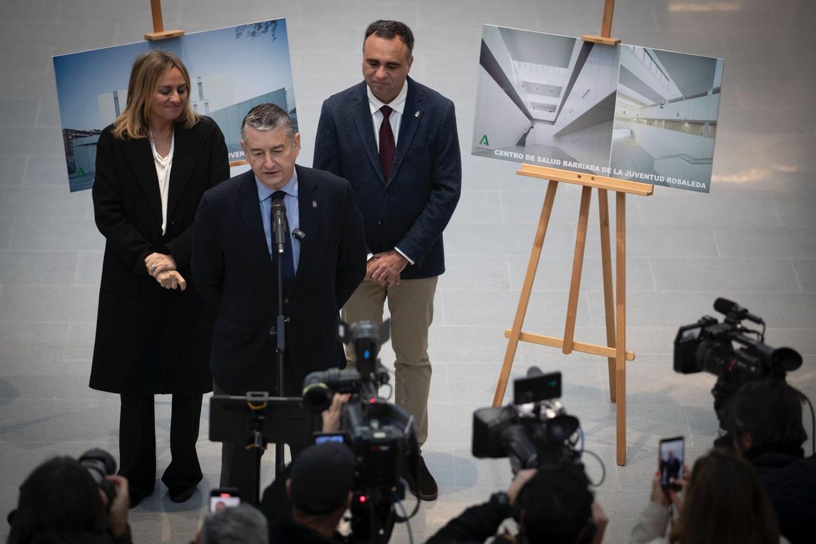 Antonio Sanz, Marifrán Carazo y Francis Rodríguez, en la visita al centro de salud de La Juventud