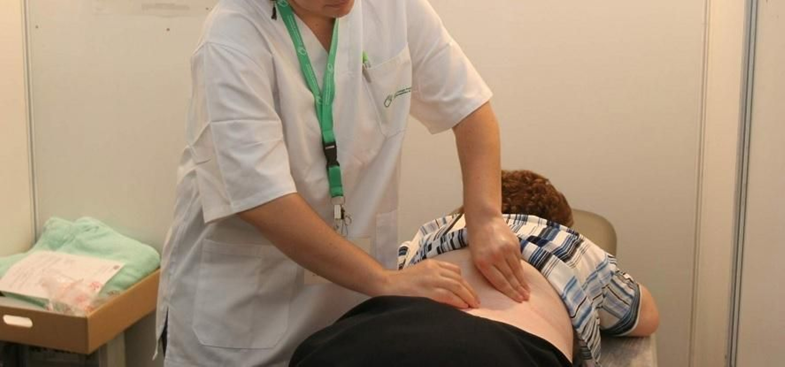 Una fisioterapeuta trata a una paciente.