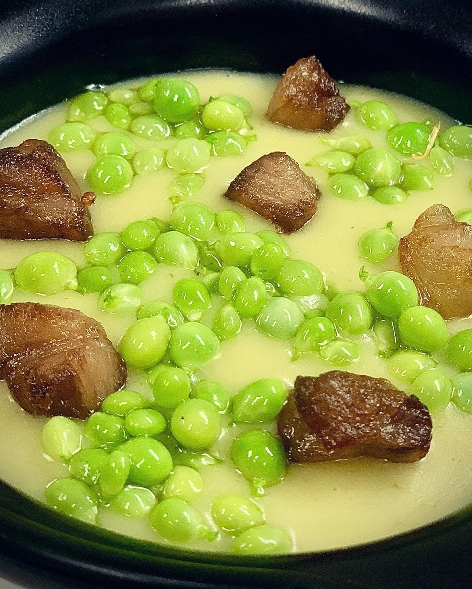 Guisante lágrima, carbonara y panceta ibérica
