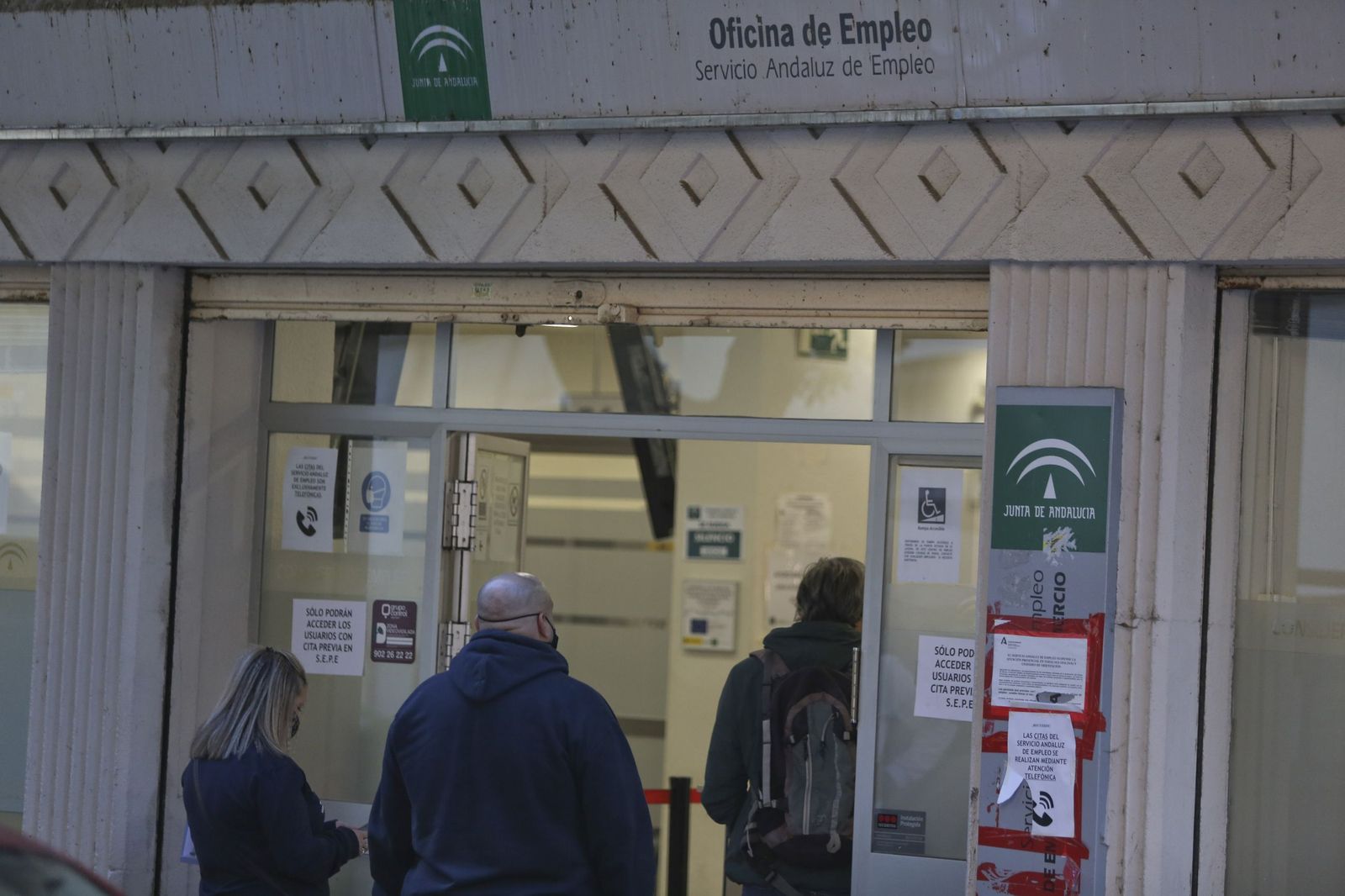 Varias personas en una oficina de empleo en Málaga.