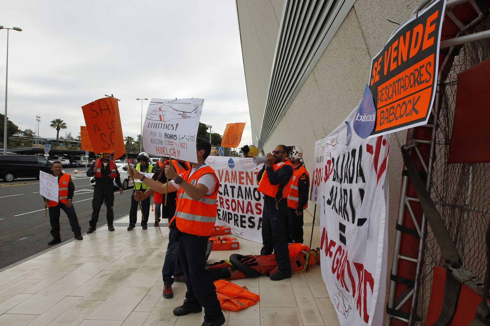 Fotogalería protesta equipo aéreo Salvamento Marítimo en Almería