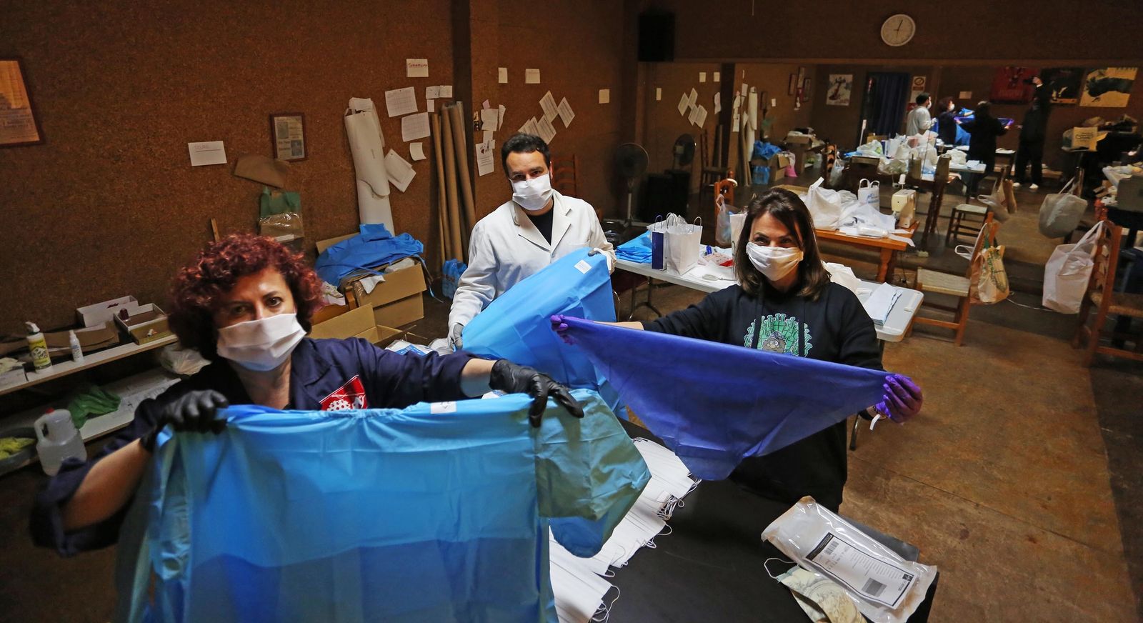 Fátima Canca, Alberto de la Villa y María José Andrades, con los cortes de tela para la fabricación de los materiales, en los locales de la calle Francos.