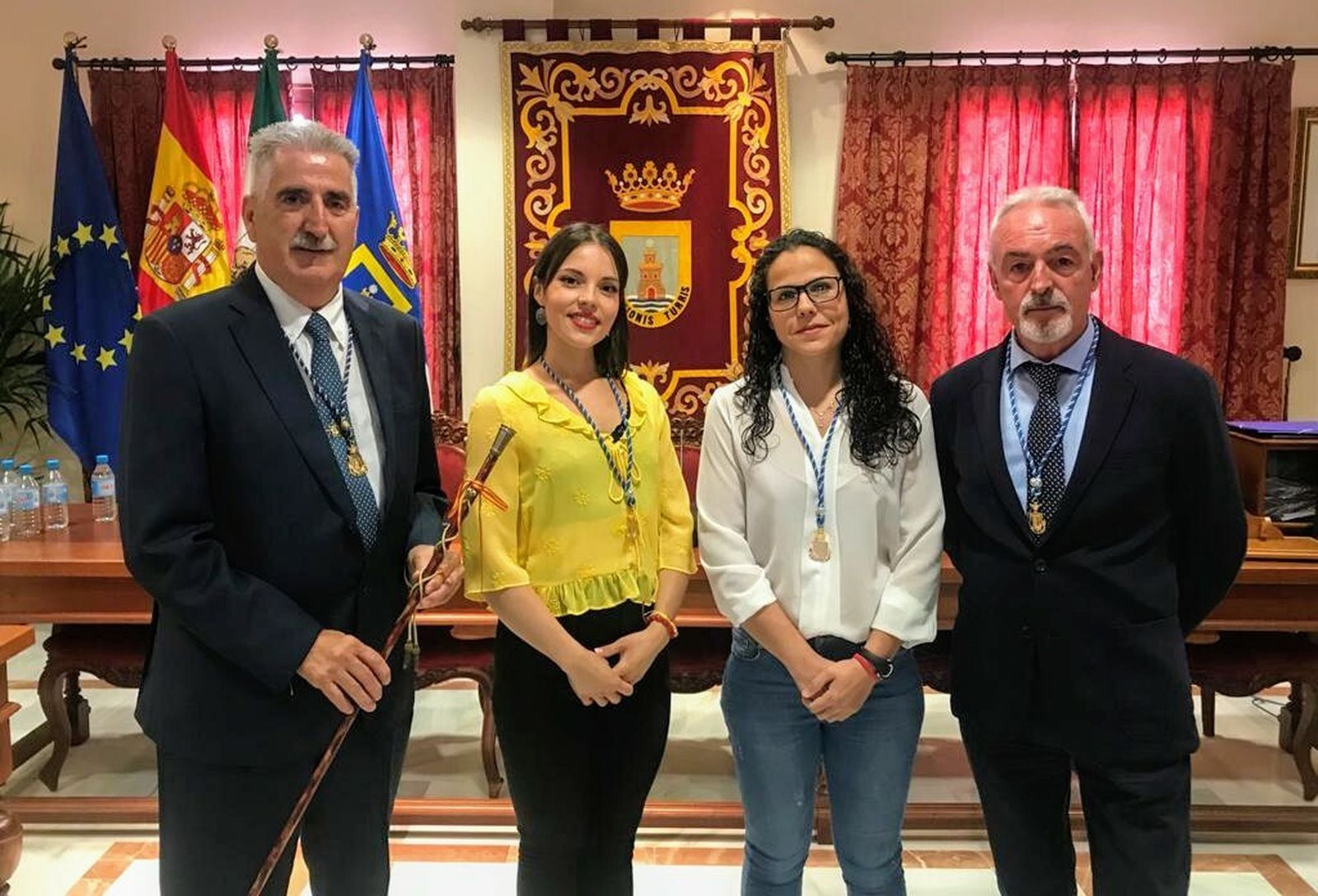 Luis Aparcero, a la izquierda de la imagen junto con los demás concejales de UxCh, regresó ayer a la Alcaldía de Chipiona 19 años después.