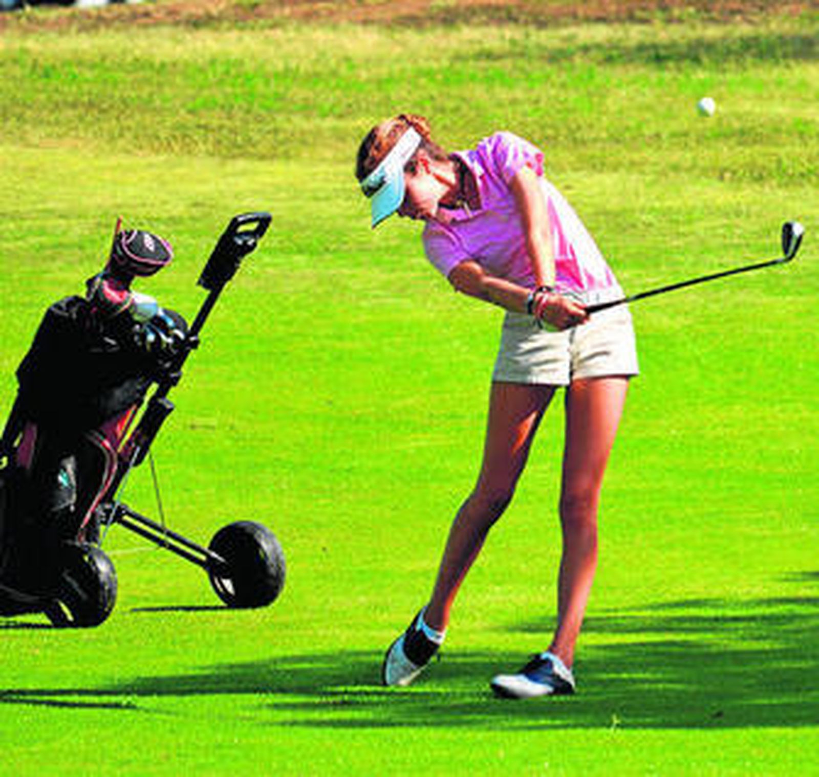 Una jugadora golpea a la bola en el campo de Isla Canela.