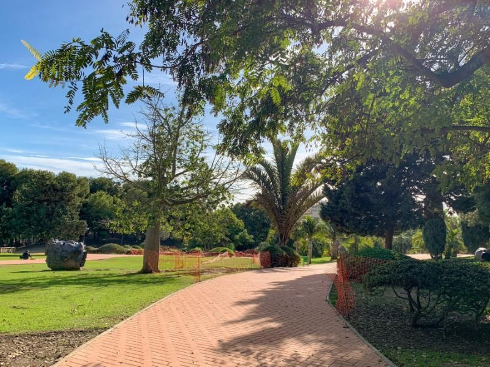Uno de los senderos del Parque de la Paloma de Benalmádena tras los trabajos de mejora.