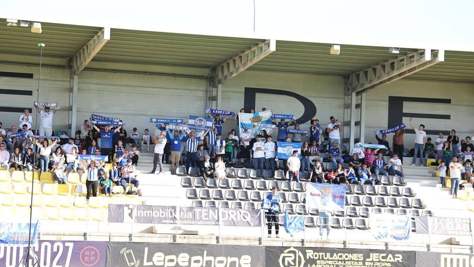 Aficionados en las gradas del Ciudad de Lepe.