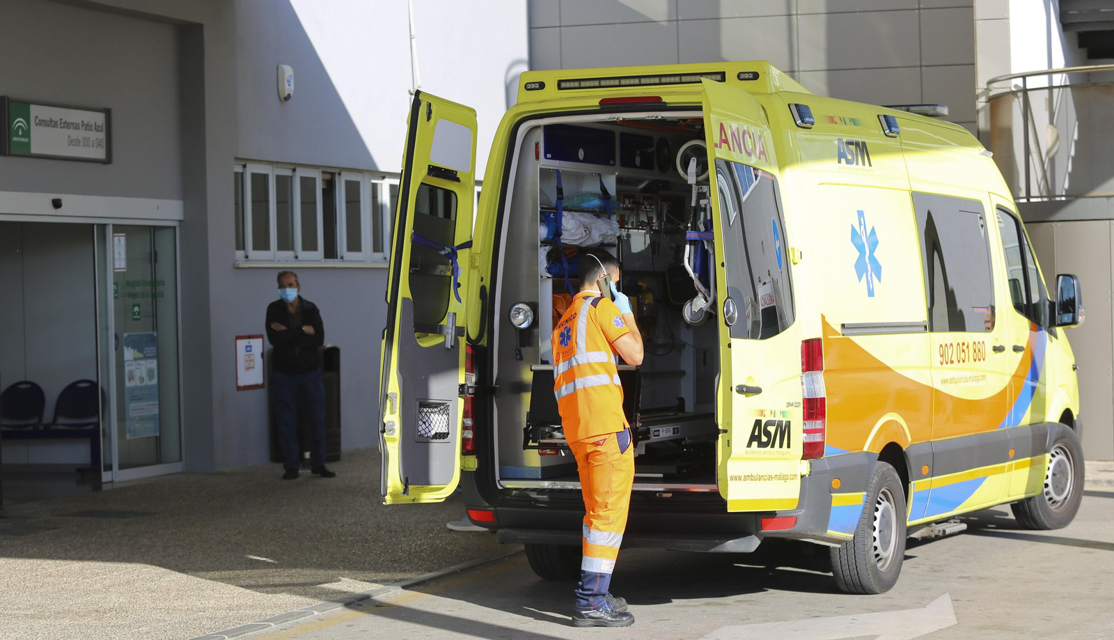 Una ambulancia ante el Hospital Clínico.