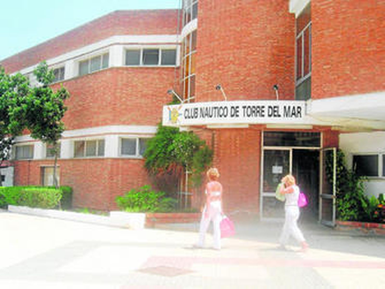 Vista del exterior del club náutico de Torre del Mar.