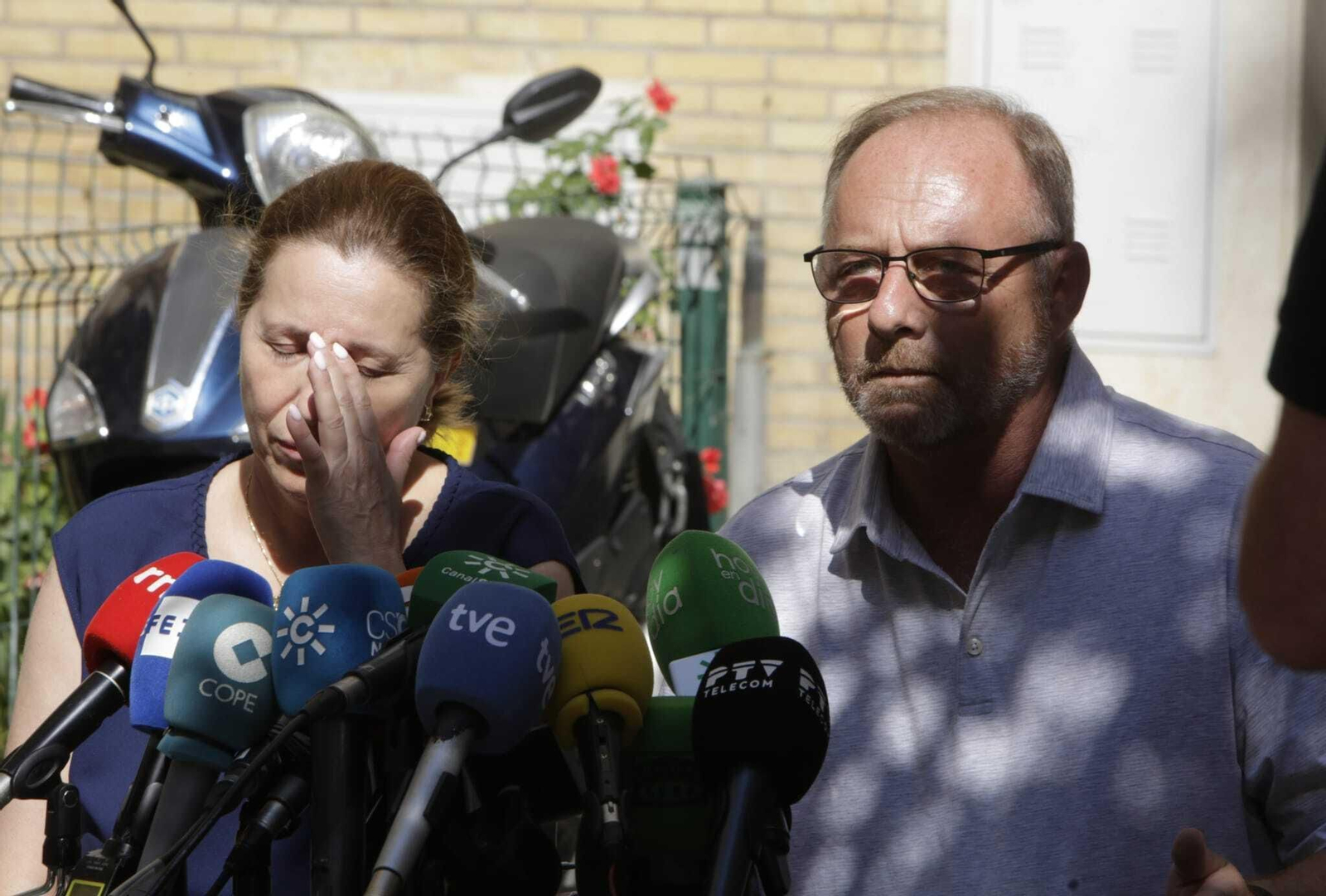 Los padres de Marta, Antonio del Castillo y Eva Casanueva, atienden a los periodistas.