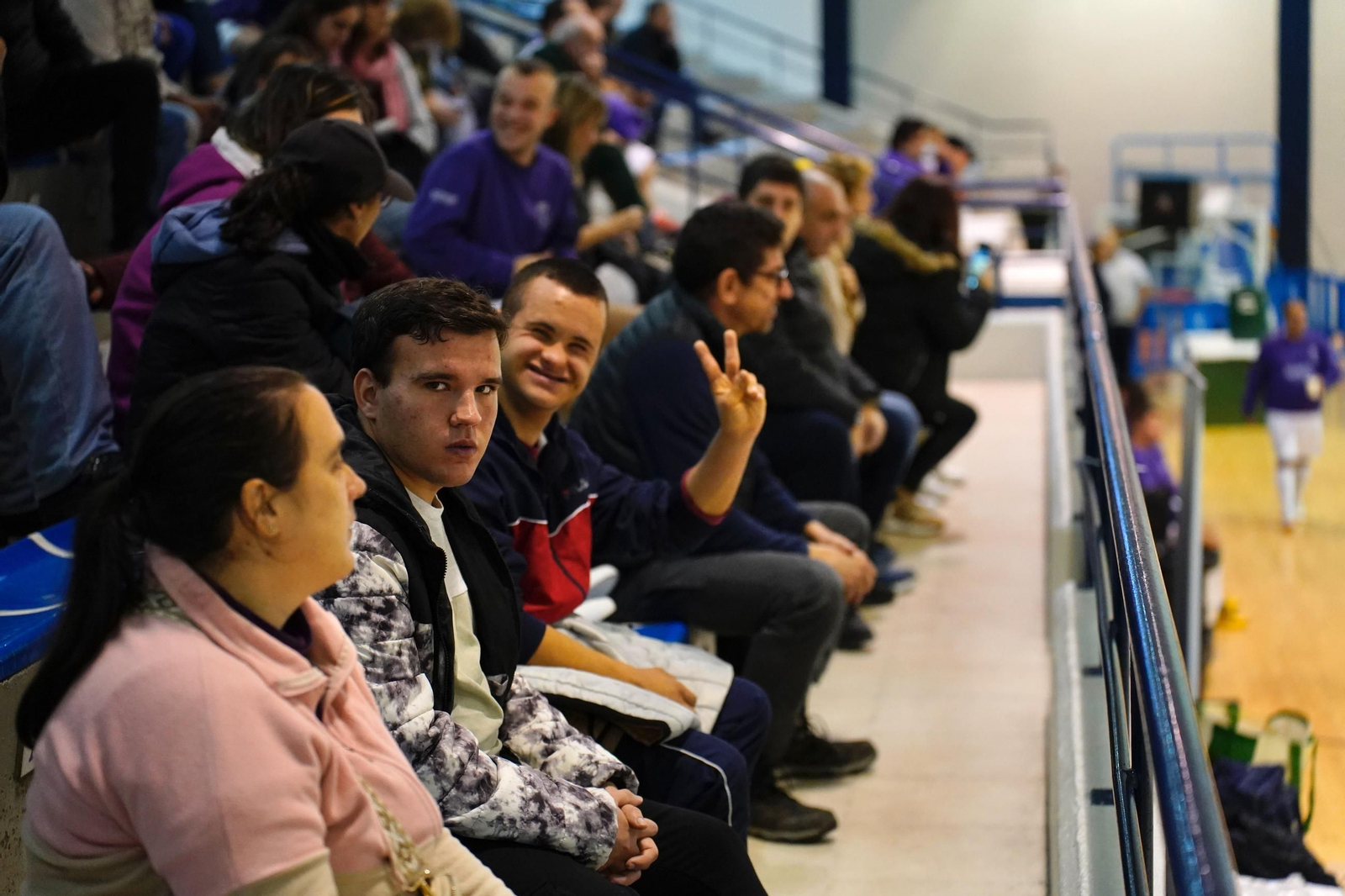 Desde las 9:00 hasta las 12:30. XXIII Torneo de Navidad de Fútbol Sala Apadis-Loluba C.F. para personas con discapacidad intelectual, en el Polideportivo ¿Ciudad de Algeciras-Dr. Juan Carlos Mateo¿. Lo suyo son fotos de grupos, pero también de partidos. Una galería: "Las fotos del XXIII Torneo de Navidad de Fútbol Sala para personas con discapacidad intelectual, en Algeciras" . .