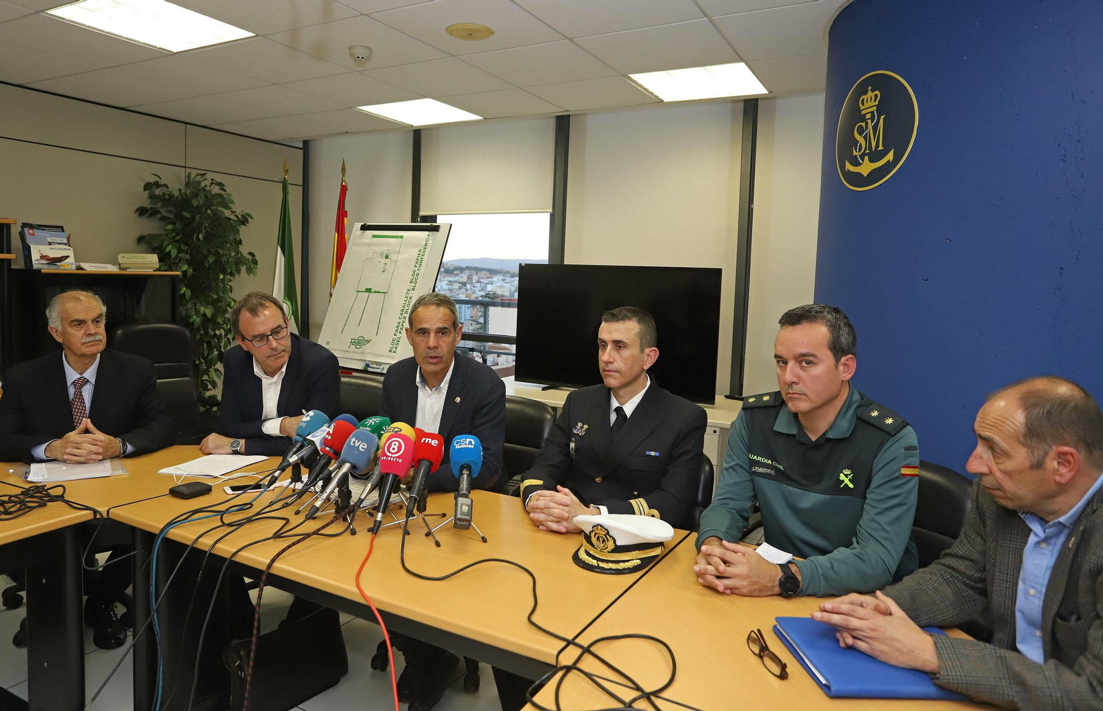 Pacheco, tercero por la izquierda, junto al resto de responsables del dispositivo