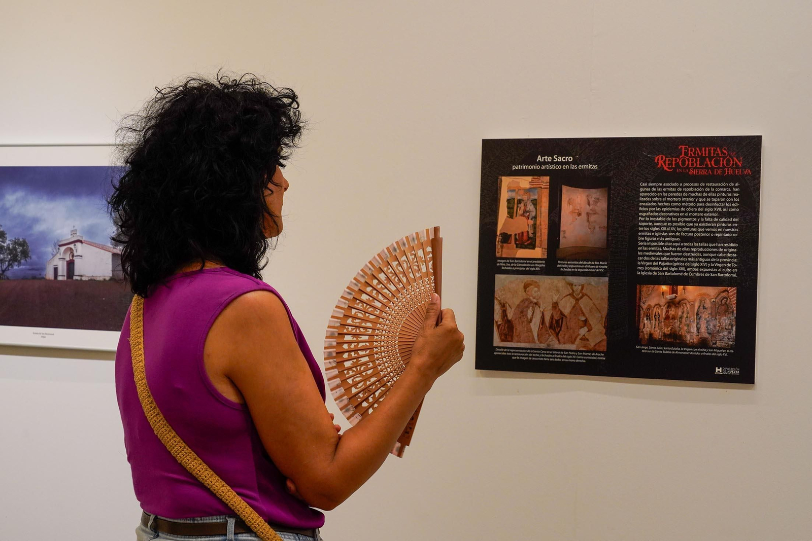 Imágenes de la inauguración de la exposición 'Ermitas de repoblación en la Sierra de Huelva' por La diputada de Cultura, Gracia Baquero, y el autor de la exposición, Jorge Garrido.