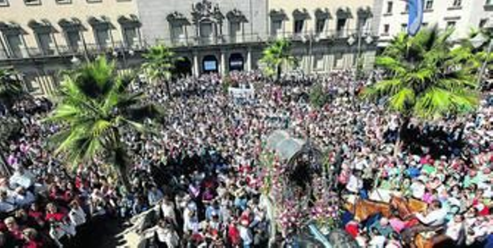 Magnífico aspecto el que presentaba la Plaza de la Constitución ante la llegada de la comitiva de Emigrantes.