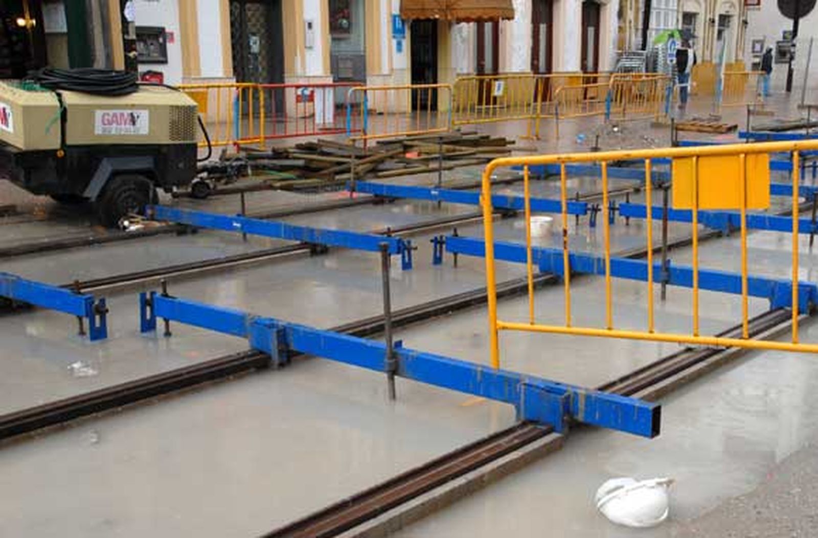 Chiclana se lleva la peor parte de las intensas lluvias que afectan a la provincia, provocando cortes de carreteras, desalojos de casas y crecidas de los ríos

Foto: Sonia Ramos/A.Mora/Rioja