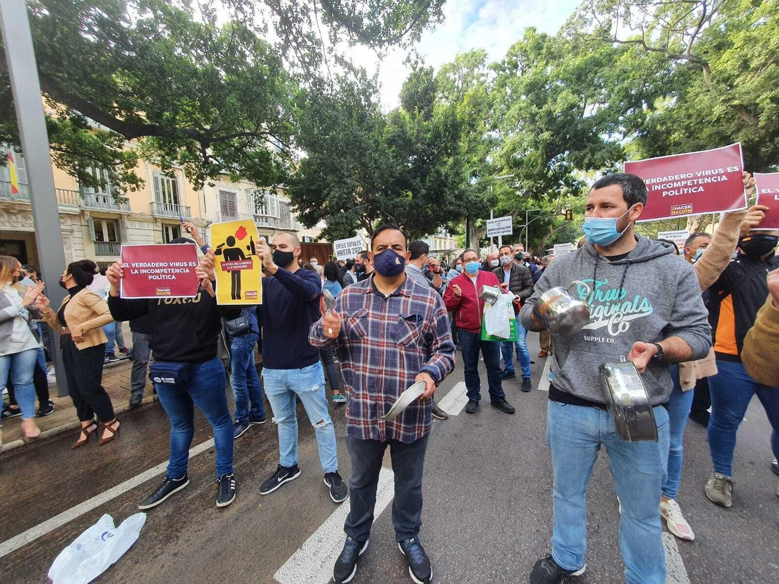 Fotos de la cacerolada de los hosteleros en Málaga, contras las medidas del Covid