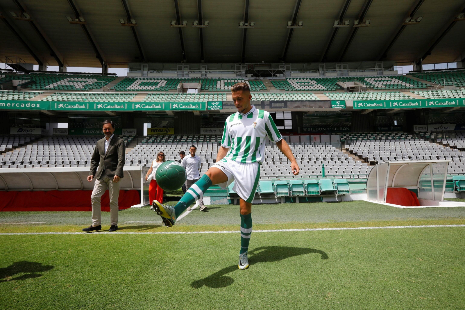 Las mejores fotos de la presentación de Isma Ruiz como jugador del Córdoba CF Las mejores fotos de la presentación de Isma Ruiz como jugador del Córdoba CF