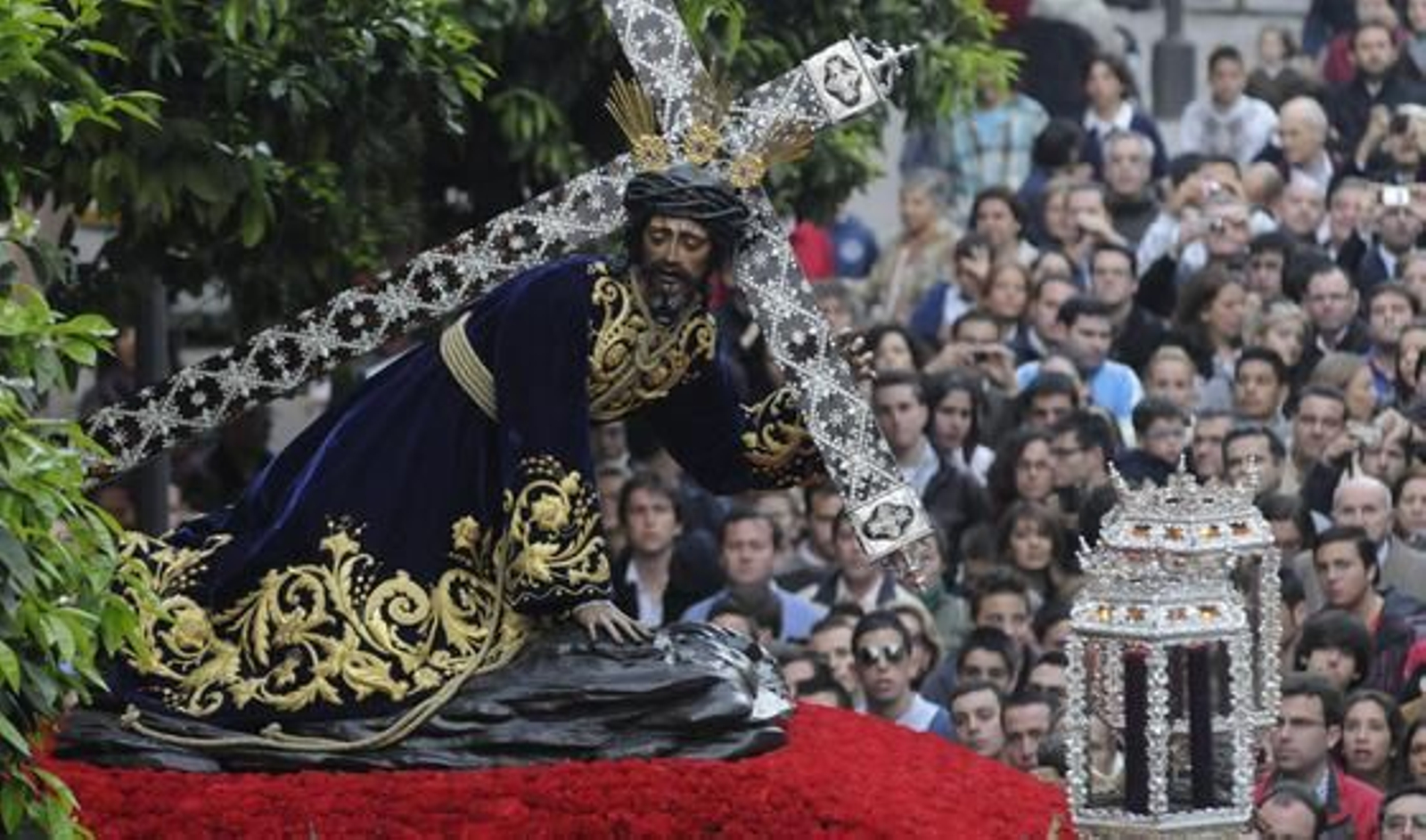 Nuestro Padre Jesús de las Penas procesiona por las calles del centro.

Foto: Juan Carlos Vázquez