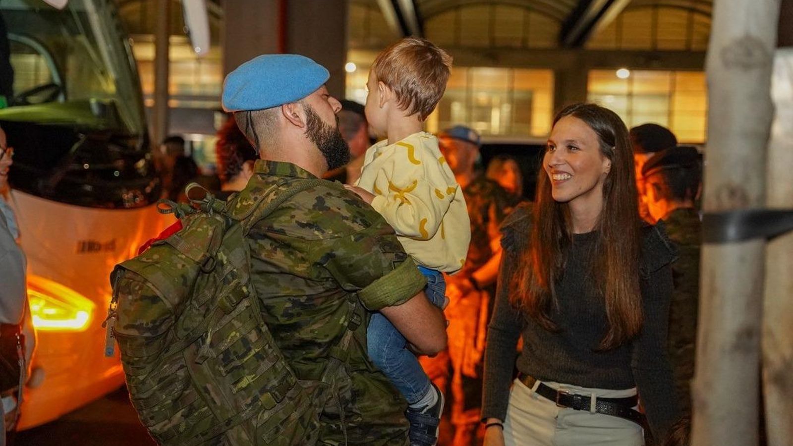 Un soldado abraza a su hijo a su llegada a Córdoba