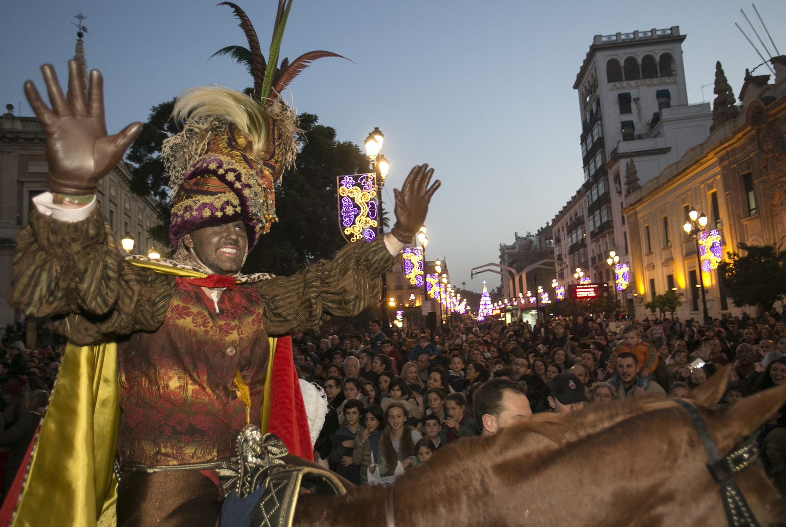 El recorrido del Heraldo Real, en imágenes