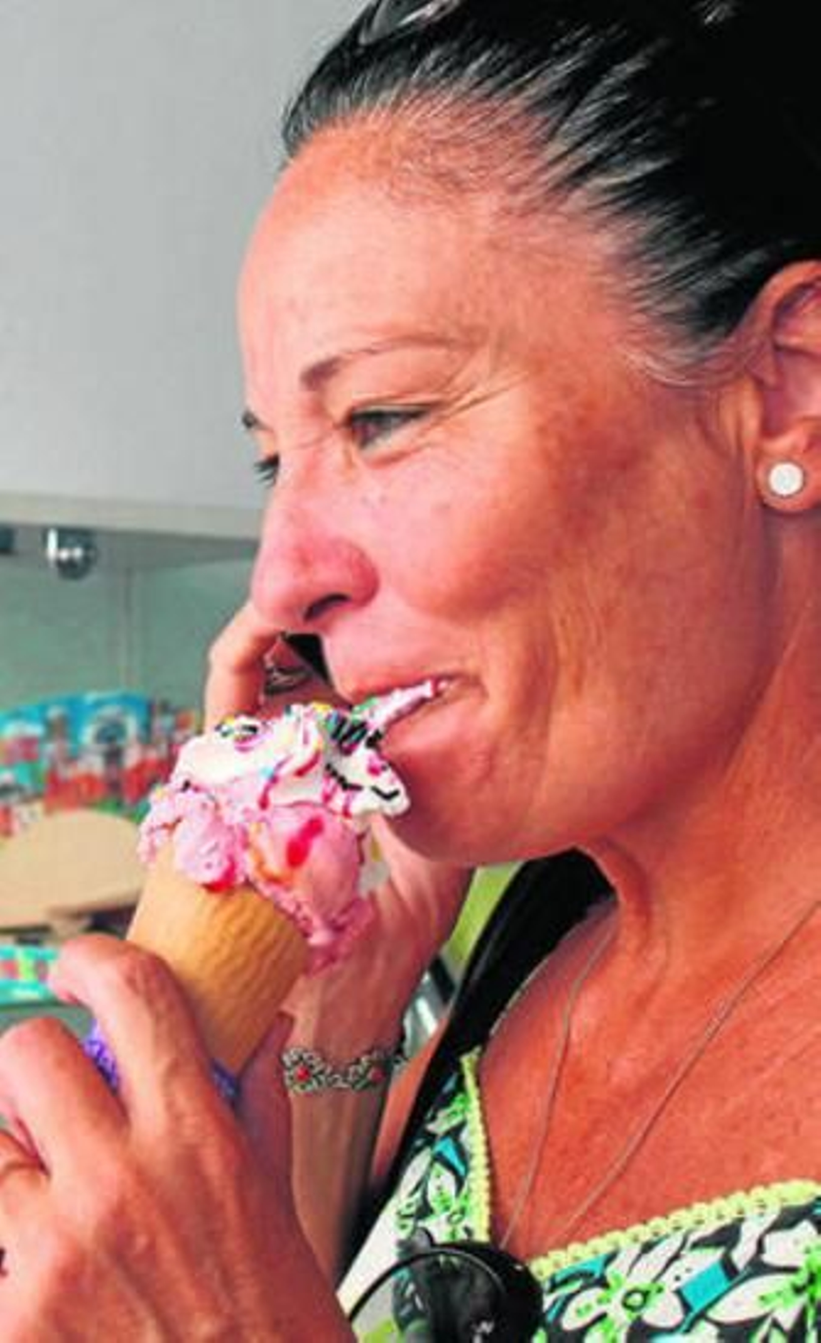 1. Una cliente degusta un helado en una de las nuevas heladerías abiertas en la ciudad. 2. El establecimiento de la calle Constitución ha sido uno de los últimos en abrir. 3. Una pareja comparte un helado de una de las heladerías más antiguas de la ciudad. Fotos: Paco Periñán / Marta Cornejo