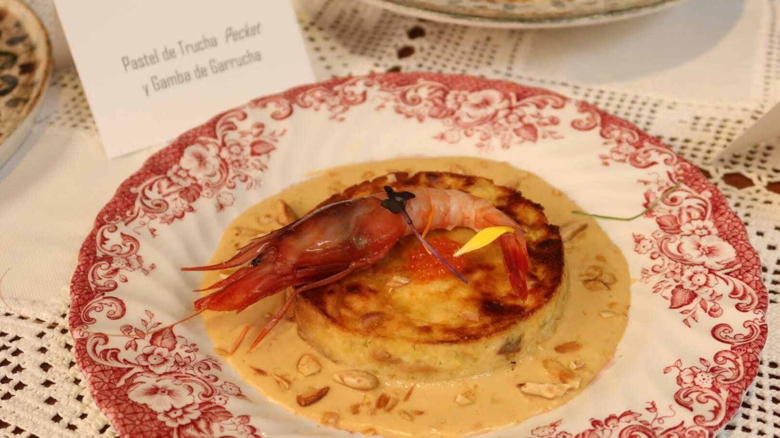 Un pastel de trucha Pecket y gamba de Garrucha es uno de los entrantes.