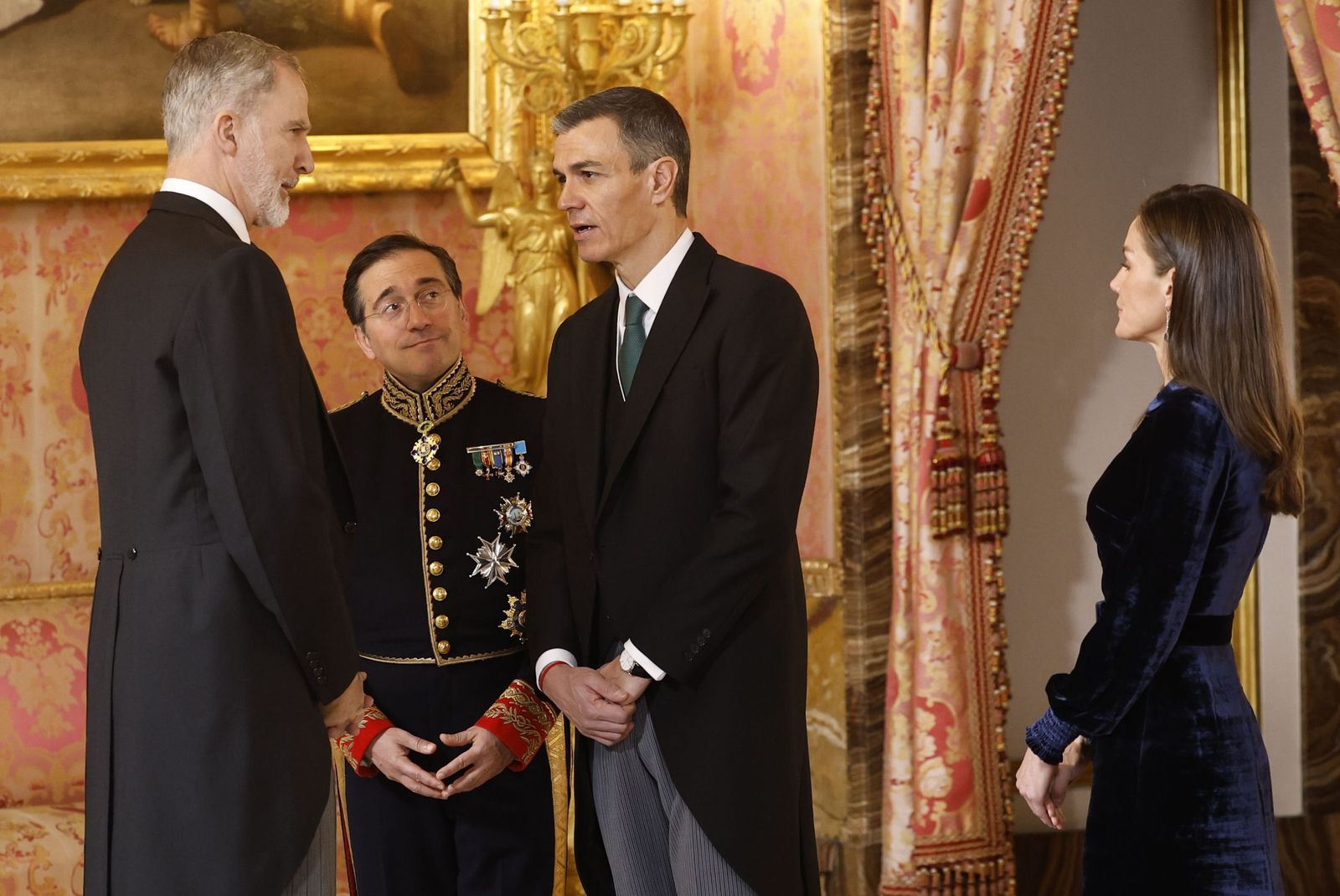 Los Reyes, con el presidente del Gobierno, Pedro Sánchez, y el ministro de Exteriores, José Manuel Albares, este viernes.