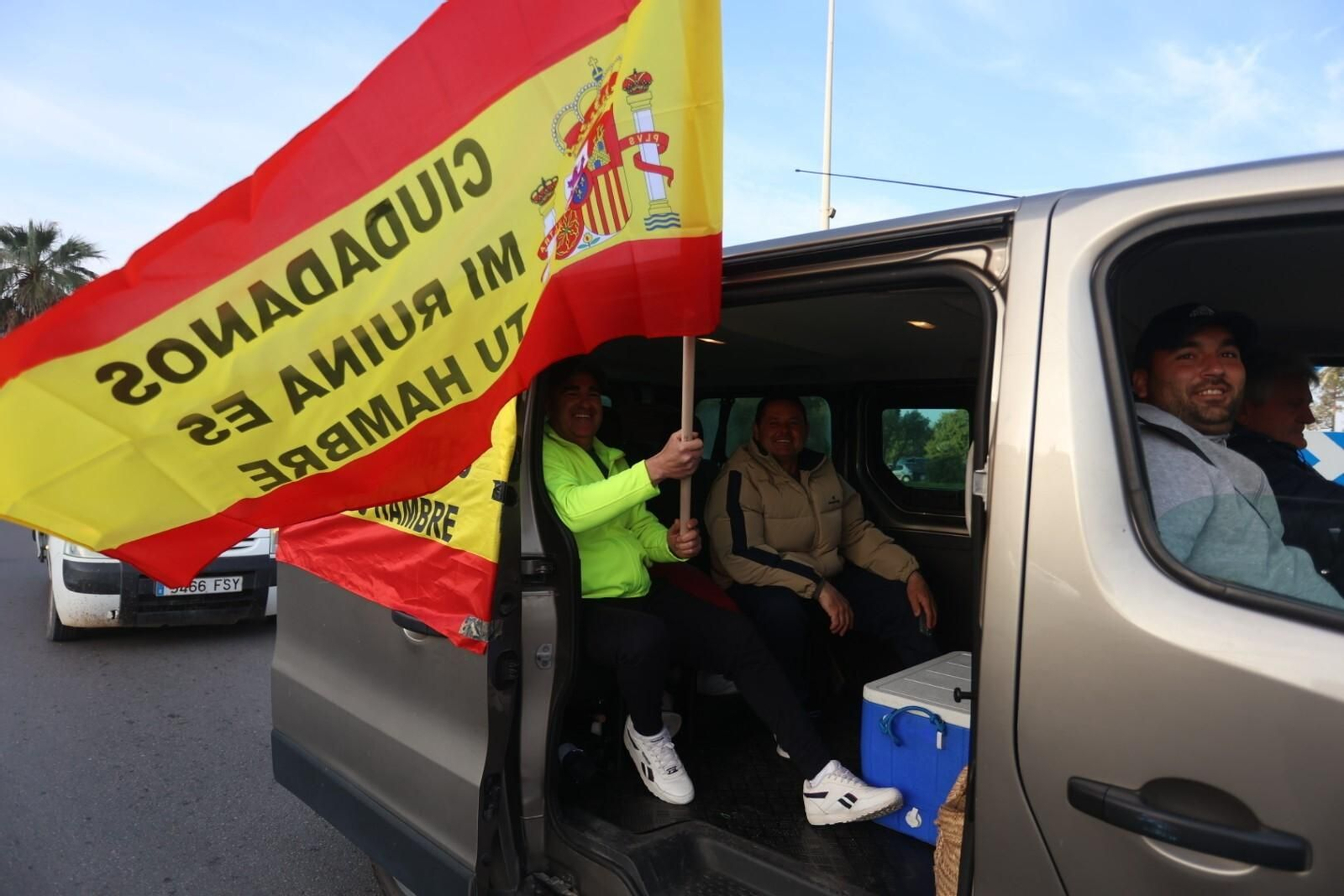 Agricultores y ganaderos colapsan con sus tractores los accesos a Jerez