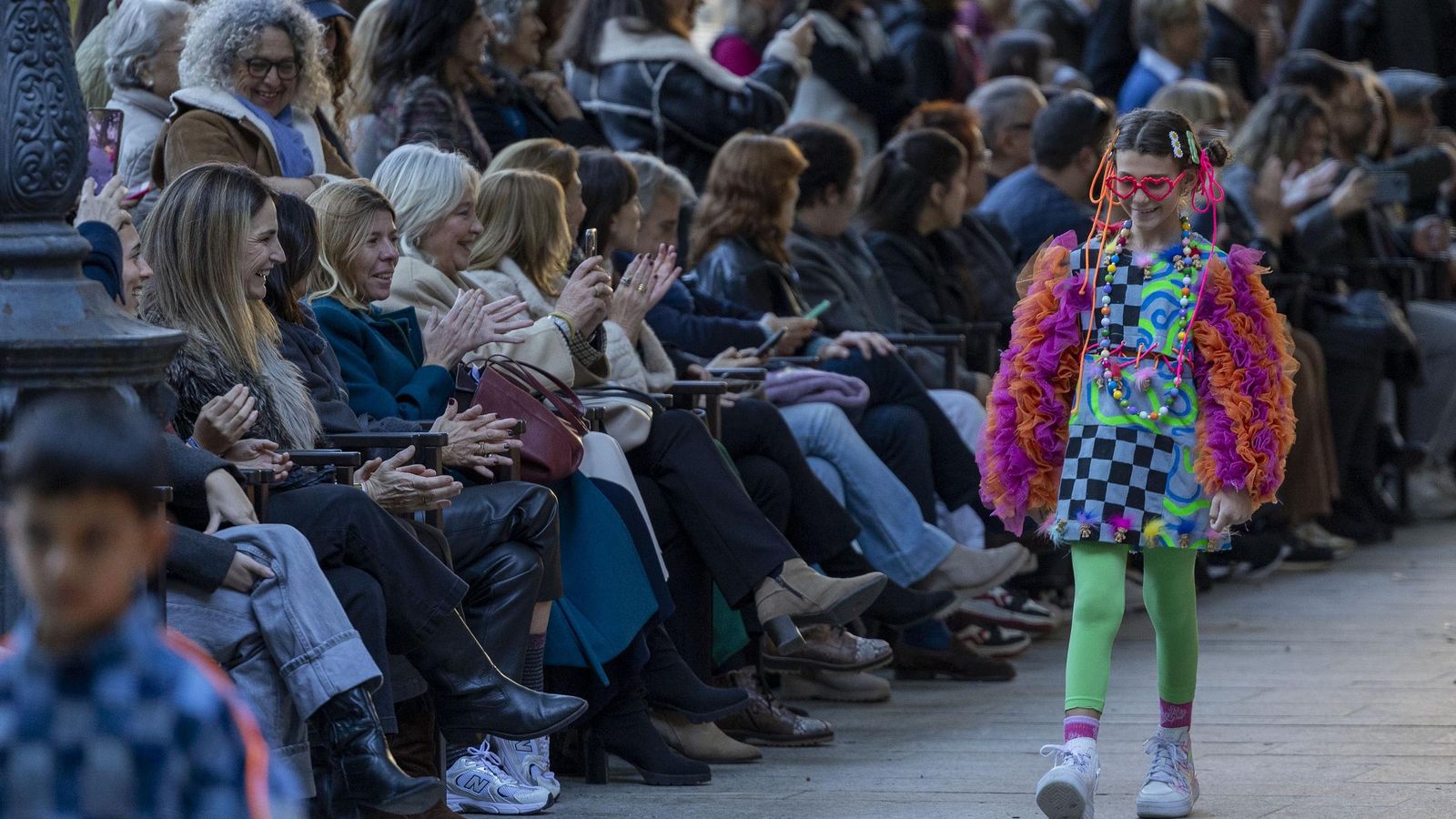 Una de las niñas que desfiló para la colección 'Fiesta infantil en casa de los Costus'.