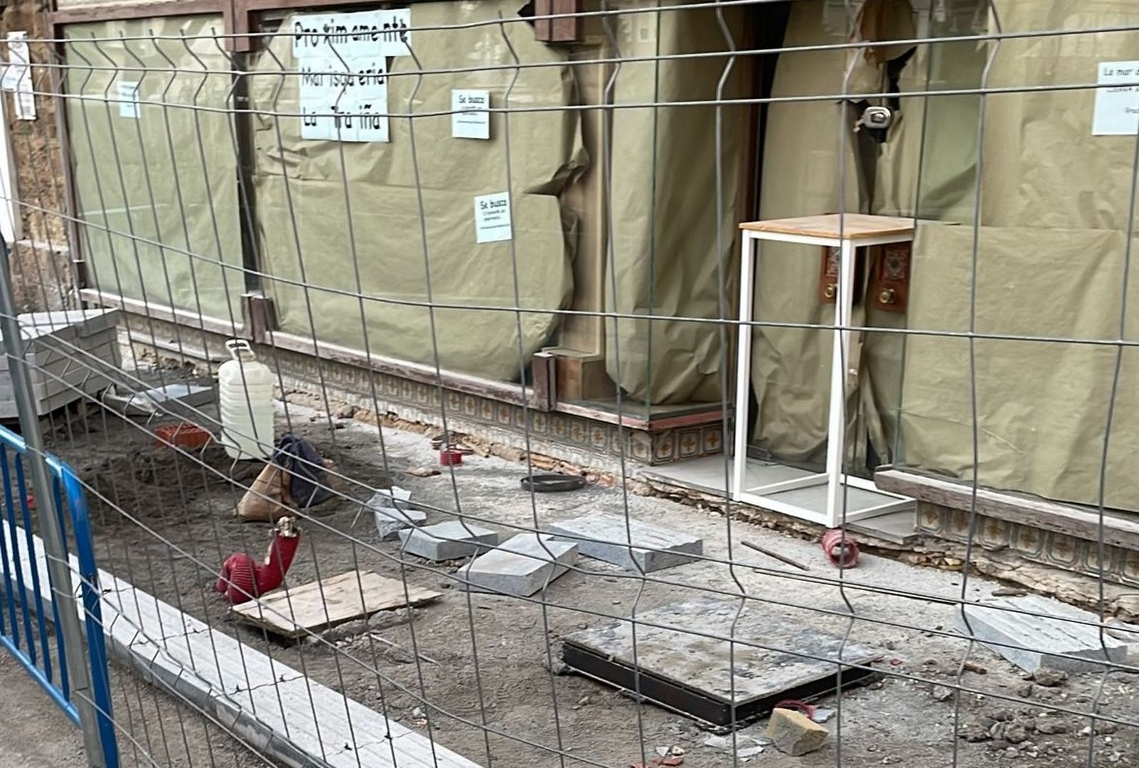 Obras en los accesos a la nueva marisquería La Traíña en la Plaza del Rey.