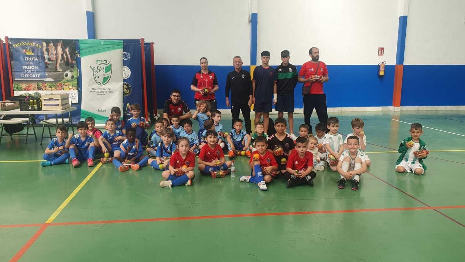 Los más pequeños disfrutando del desayuno saludable proporcionado por la organización.