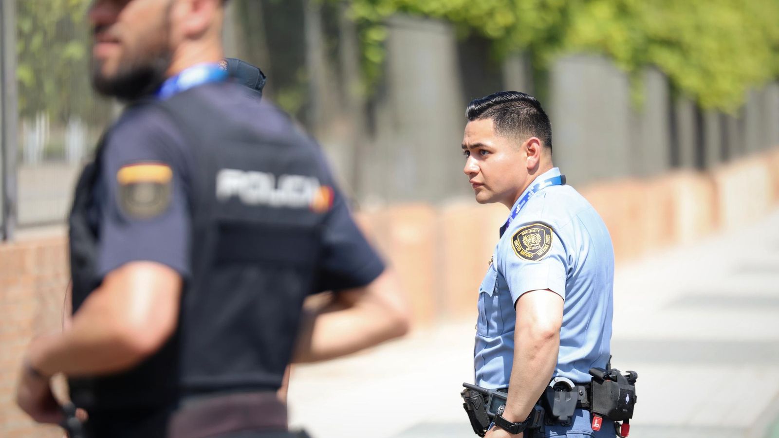Policías nacionales y policías de seguridad de la ONU patrullando juntos en Sevilla.