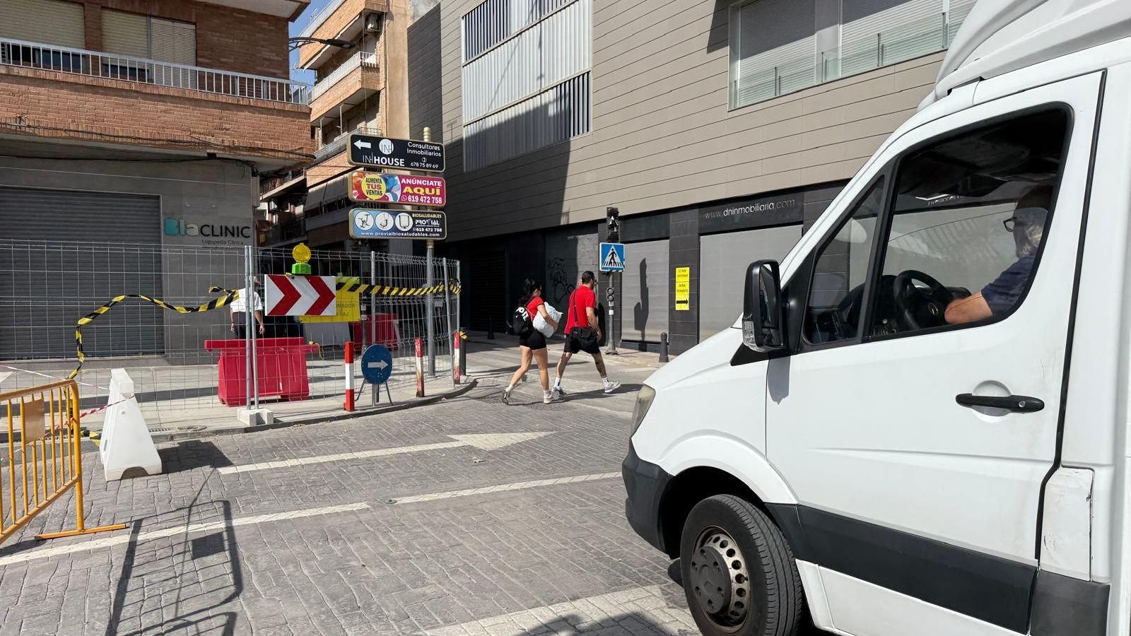 Encuentro entre peatones y vehículos en las obras del metro en Armilla