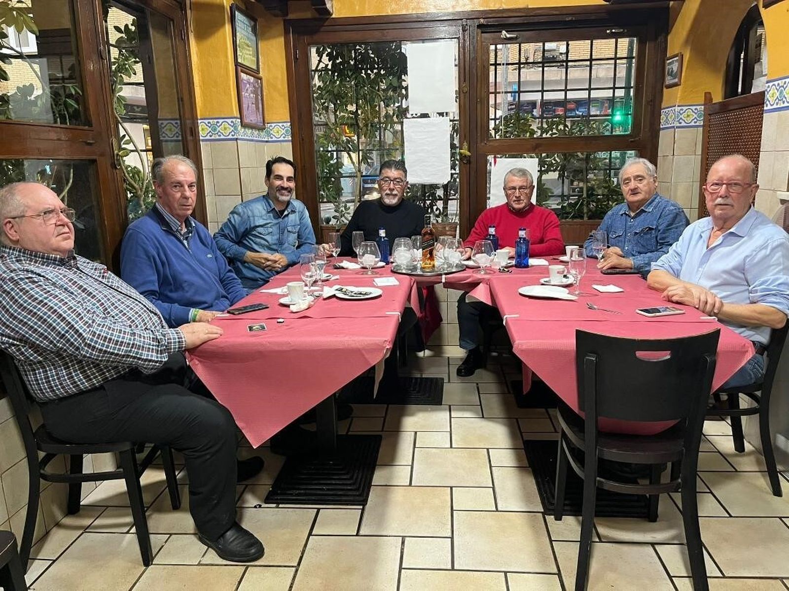 Manolo Muñoz, Isidoro Cárdeno, José Manuel Figueroa, Enrique Moreno, Paco Martín y Tomas Méndez durante la comida celebrada con motivo de las fiestas navideñas en Casa Ríos