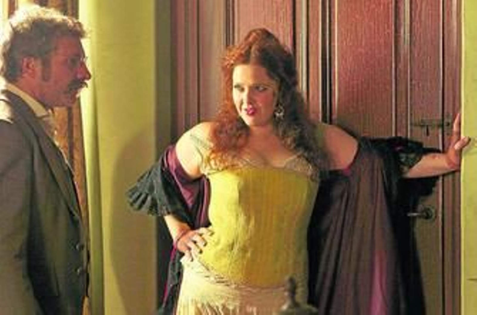 La actriz, en una secuencia de la serie, en la que interpreta a una prostituta del burdel de Lola. La actriz, en una secuencia de la serie, en la que interpreta a una prostituta del burdel de Lola.