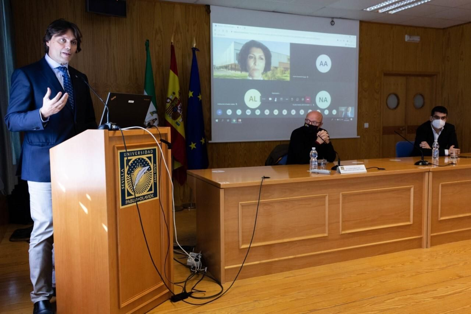 Francisco Oliva da a conocer el proyecto de campus sostenible.