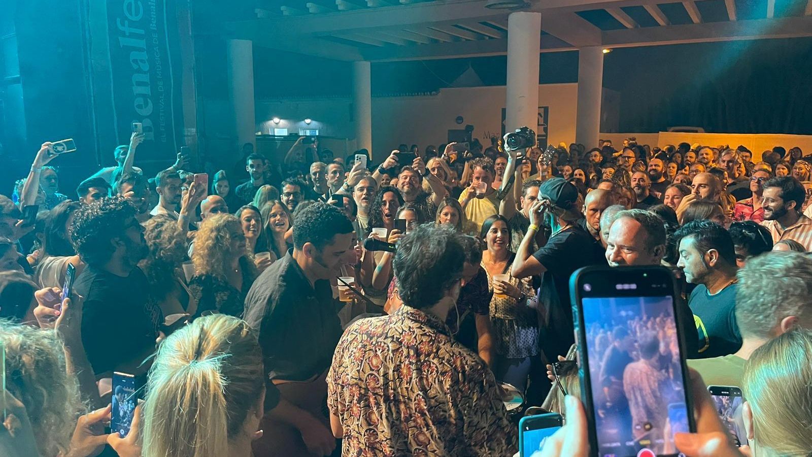 Depedro tocando la 'Cumbia del Pescador' entre el público. Depedro tocando la 'Cumbia del Pescador' entre el público.