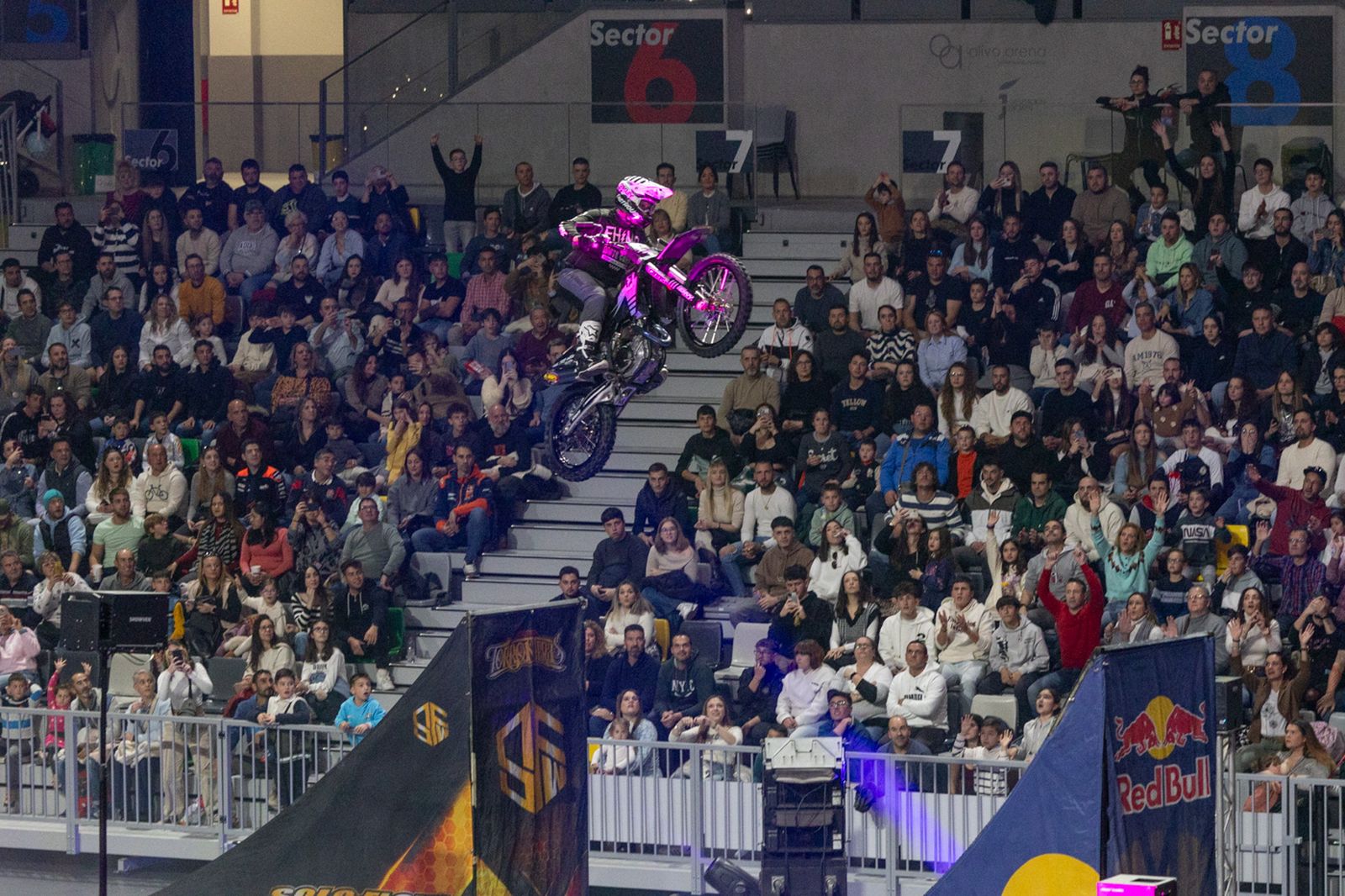 En imágenes: el Soloflow Freestyle enamora en Jaén con acrobacias y espectáculo en estado puro