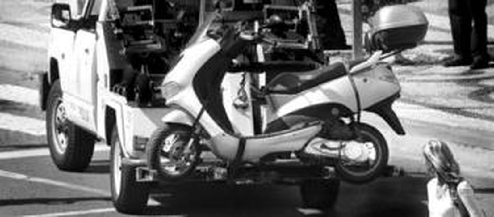 La grúa municipal, en plena acción. Desde Emasa se asegura que sólo se retiraron en Carnavales los vehículos que obstaculizaban el tráfico.