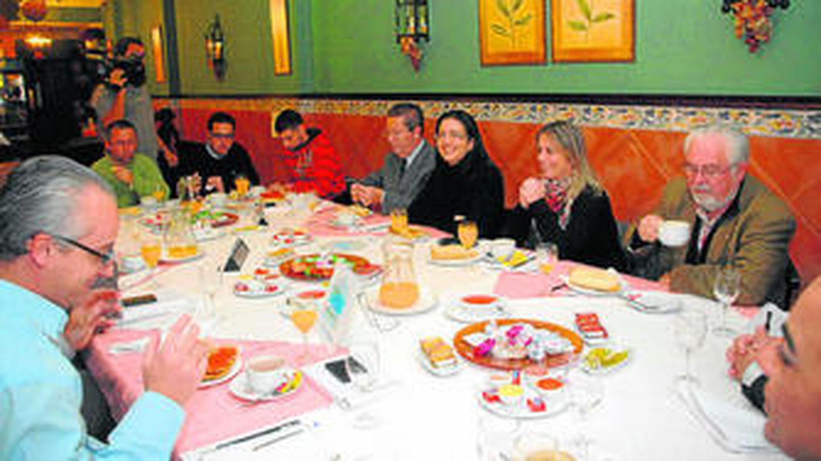 Tradicional desayuno con la prensa de la entidad de empresarios Acosafe, ayer en la Baguetería La Isla.