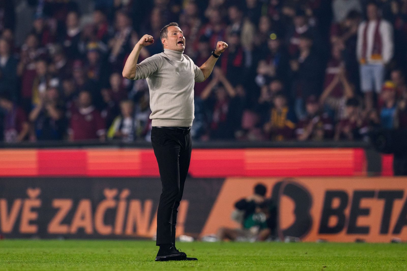 Brian Priske celebra un triunfo con sus aficionados en el Generali Stadium.