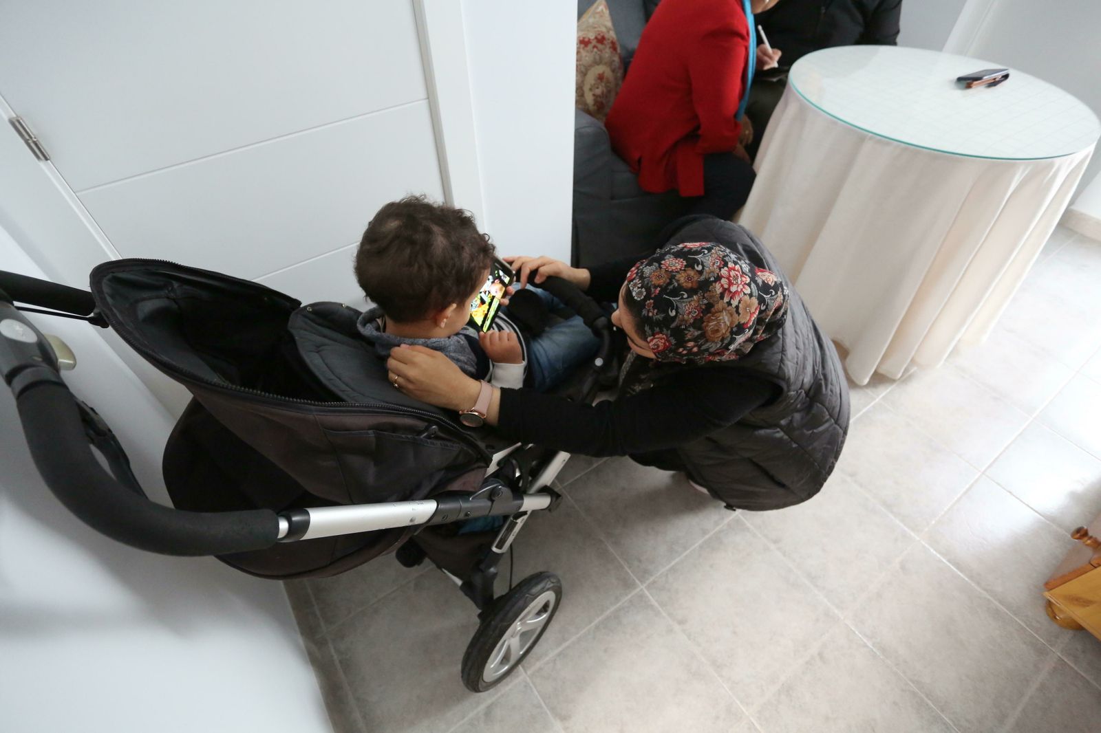 Loubna Kardadi habla con su hijo Naoufal en una de las estancias de la casa.