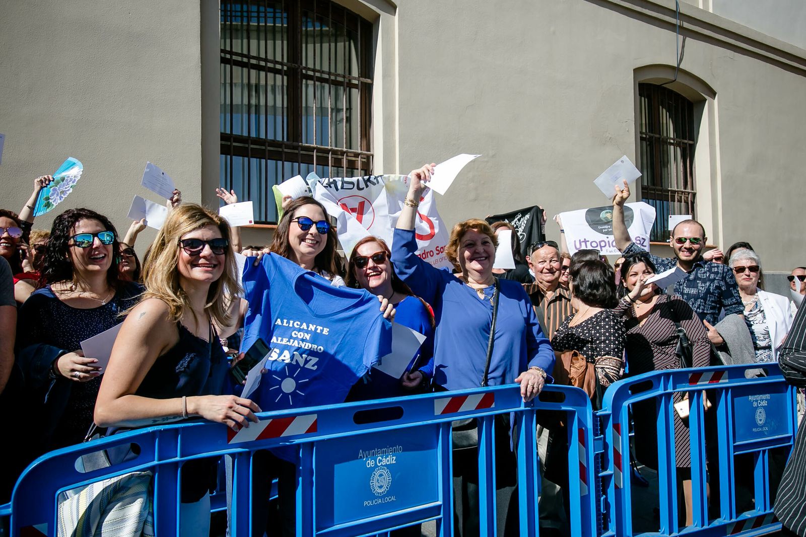 Algunas seguidoras de Alicante en la cola del Palacio de Congresos para ver a Alejandro Sanz
