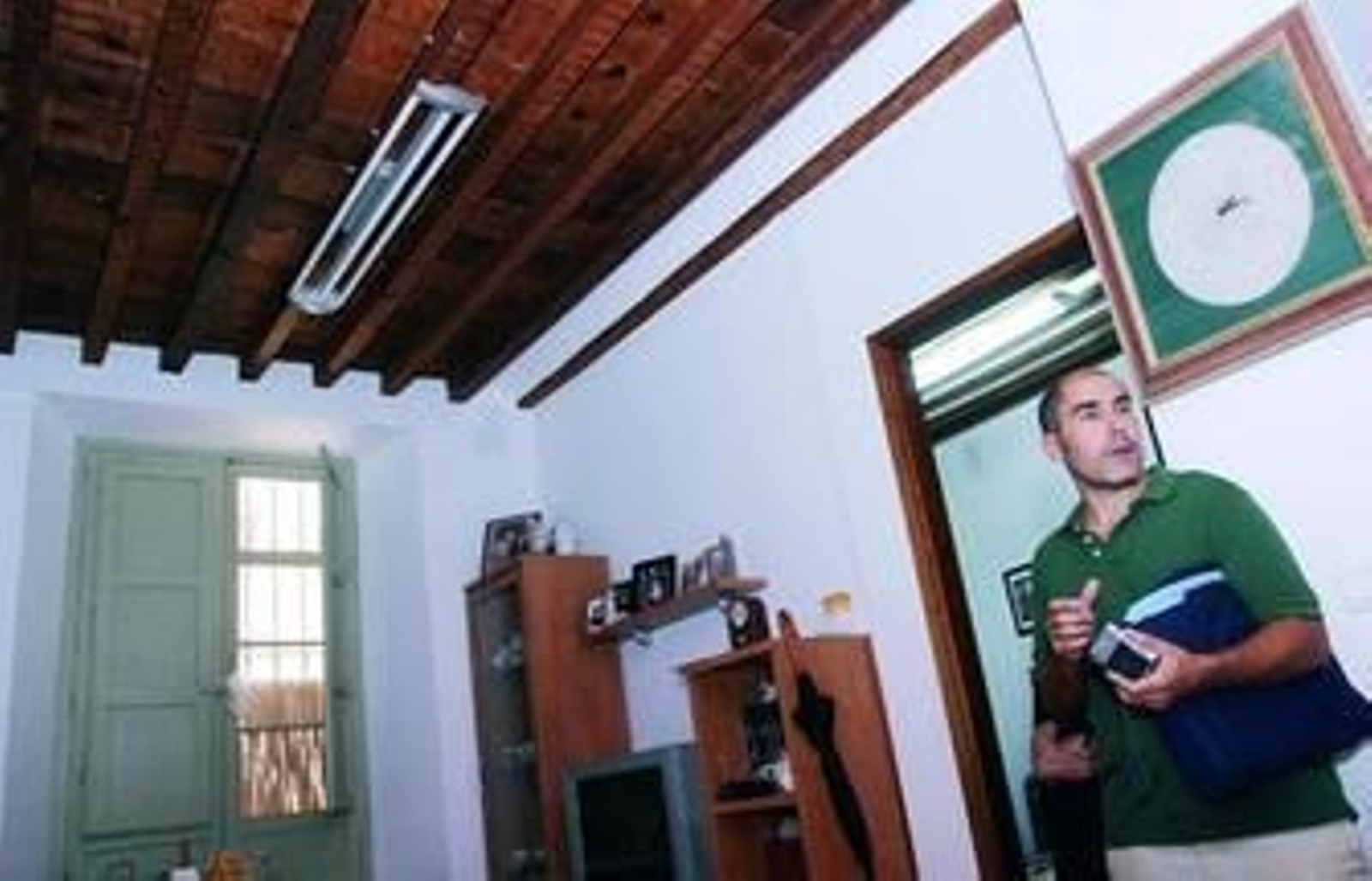 Un arquitecto contratado por la propiedad inspecciona el interior de un edificio centenario.