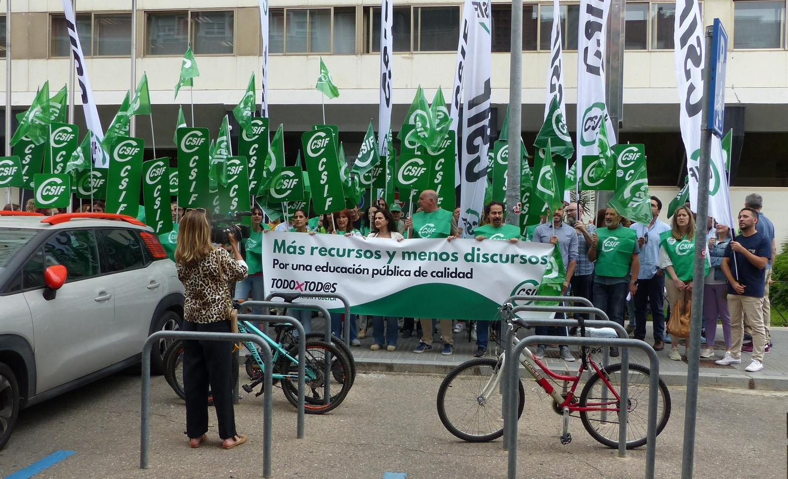 Un momento de la concentración de CSIF frente a la Delegación de Educación.