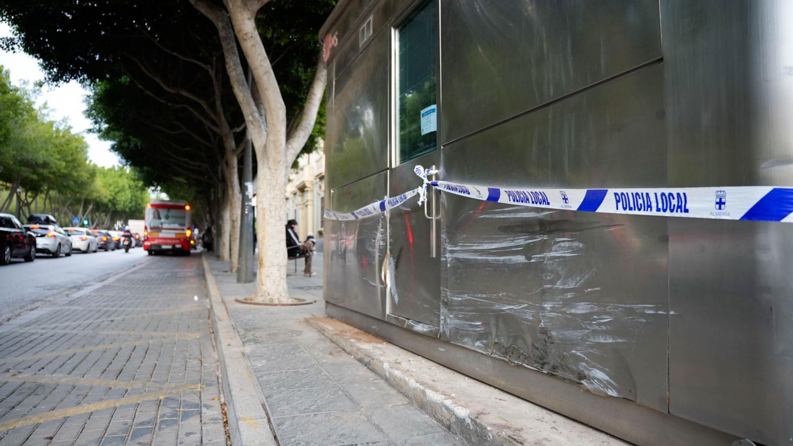 Así ha quedado el quiosco de Surbus tras la colisión.