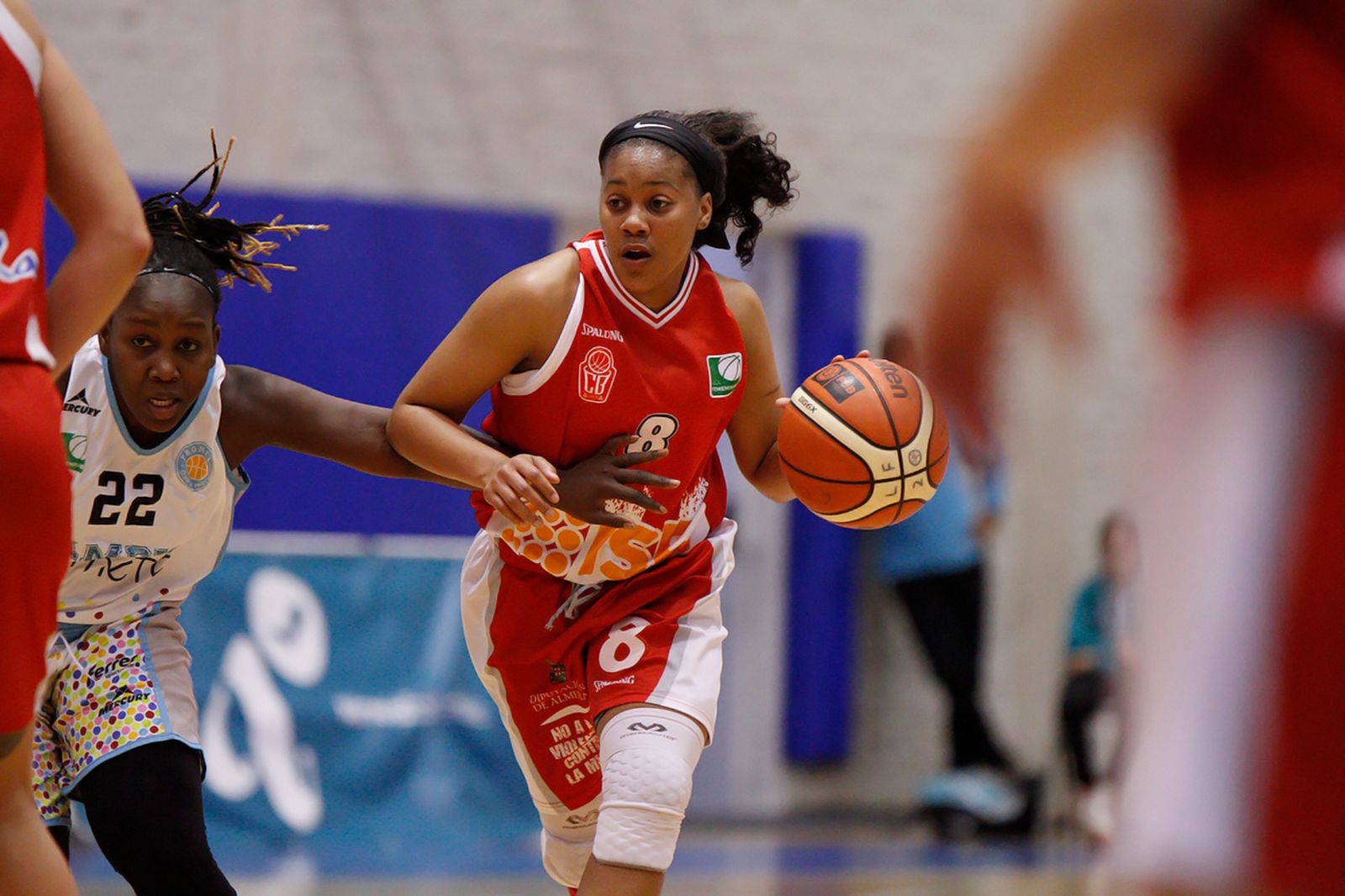 Jackson, ayer en acción, bota la pelota.