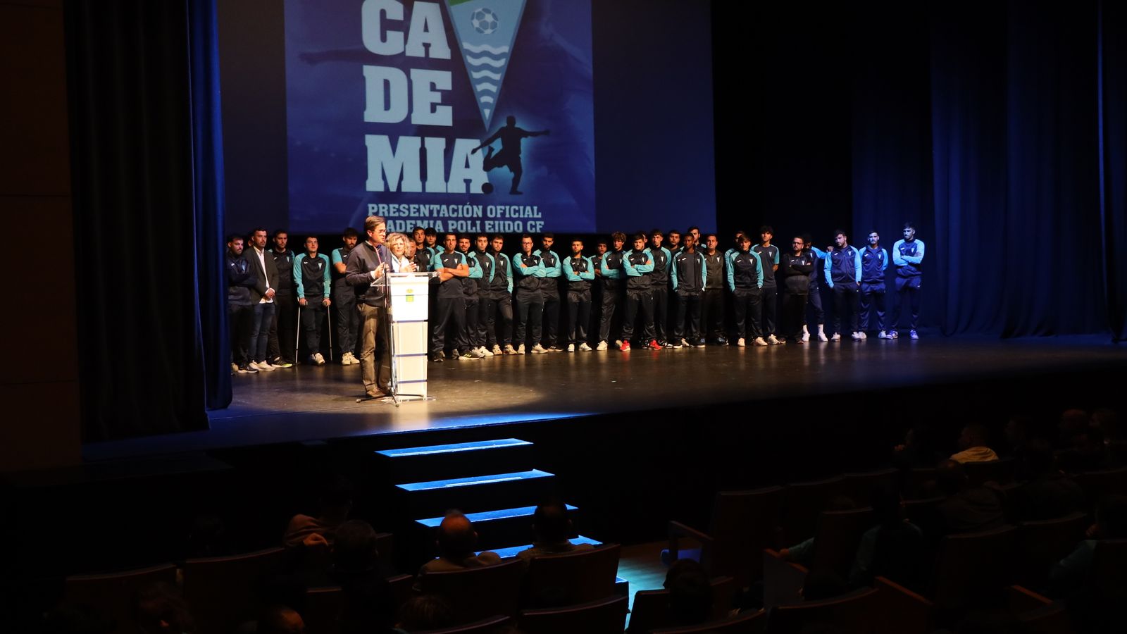 Uno de los conjuntos de la entidad celeste subido al escenario.