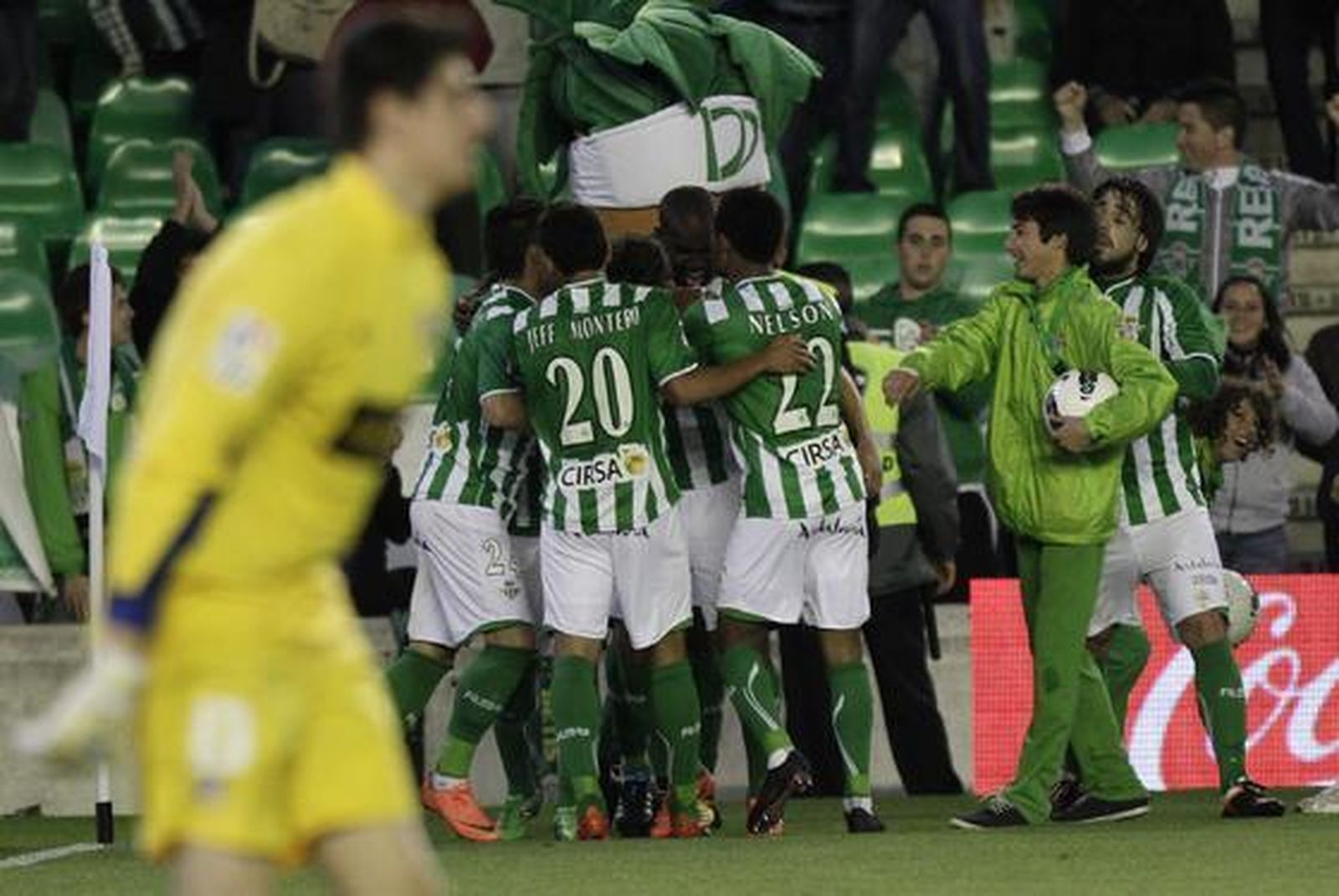 Los jugadores del Betis forman una piña para festejar el gol de la remontada, de Pereira. / Antonio Pizarro