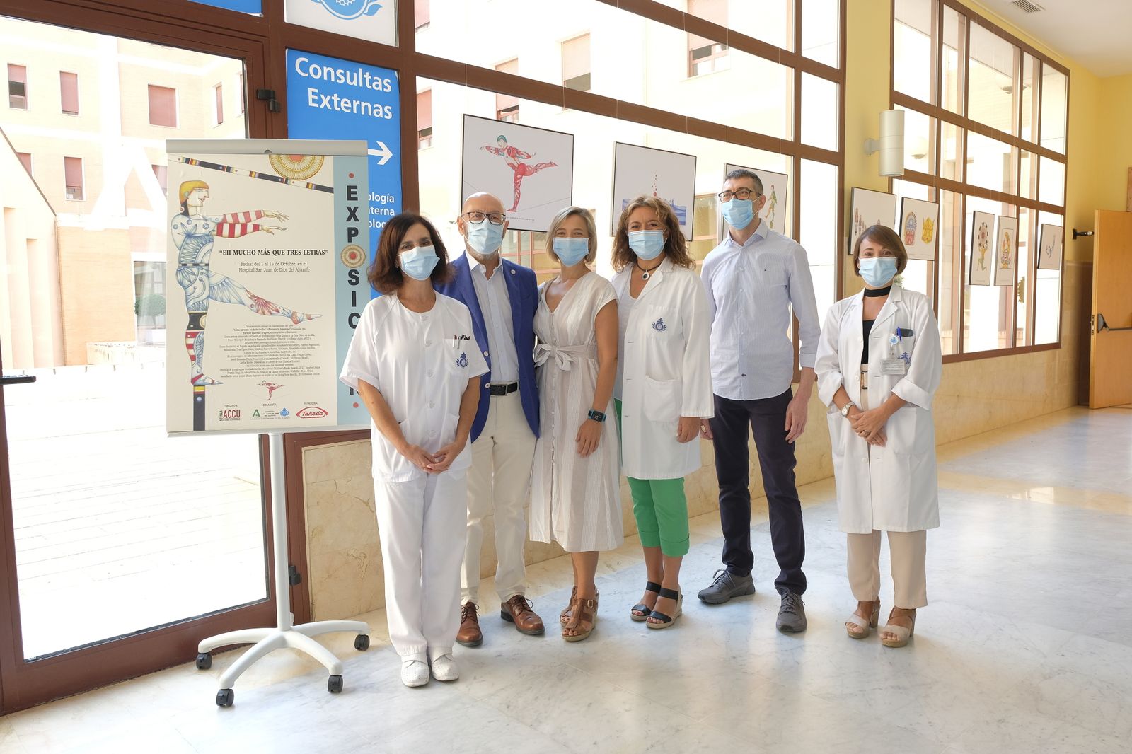 Profesionales y el autor de las ilustraciones, Enrique Quevedo Aragón , junto al presidente de ACCU Sevilla, José Luis Rodríguez de los Ríos, y la gerente del Hospital, María Dolores Acón.
